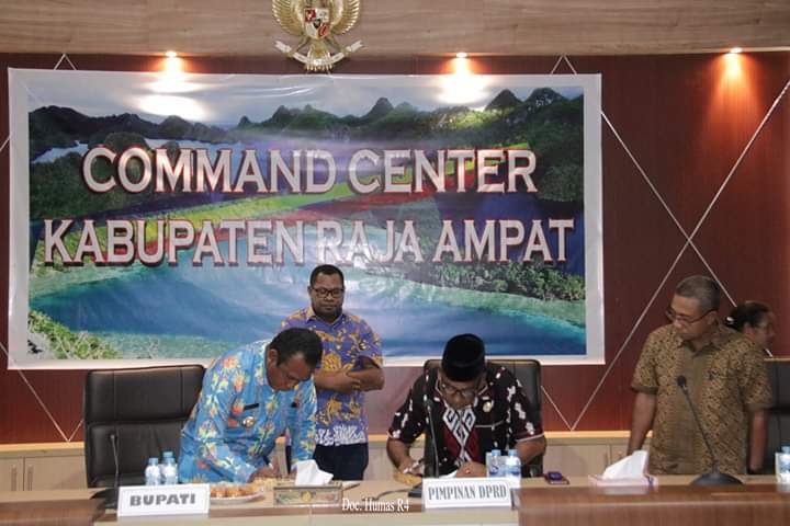 Bupati Raja Ampat Abdul Faris Umlati didampingi Ketua DPR Kabupaten Raja Ampat, Abdul Wahab Warwey menerima LPH Keuangan, Jumat (19/6/2020).