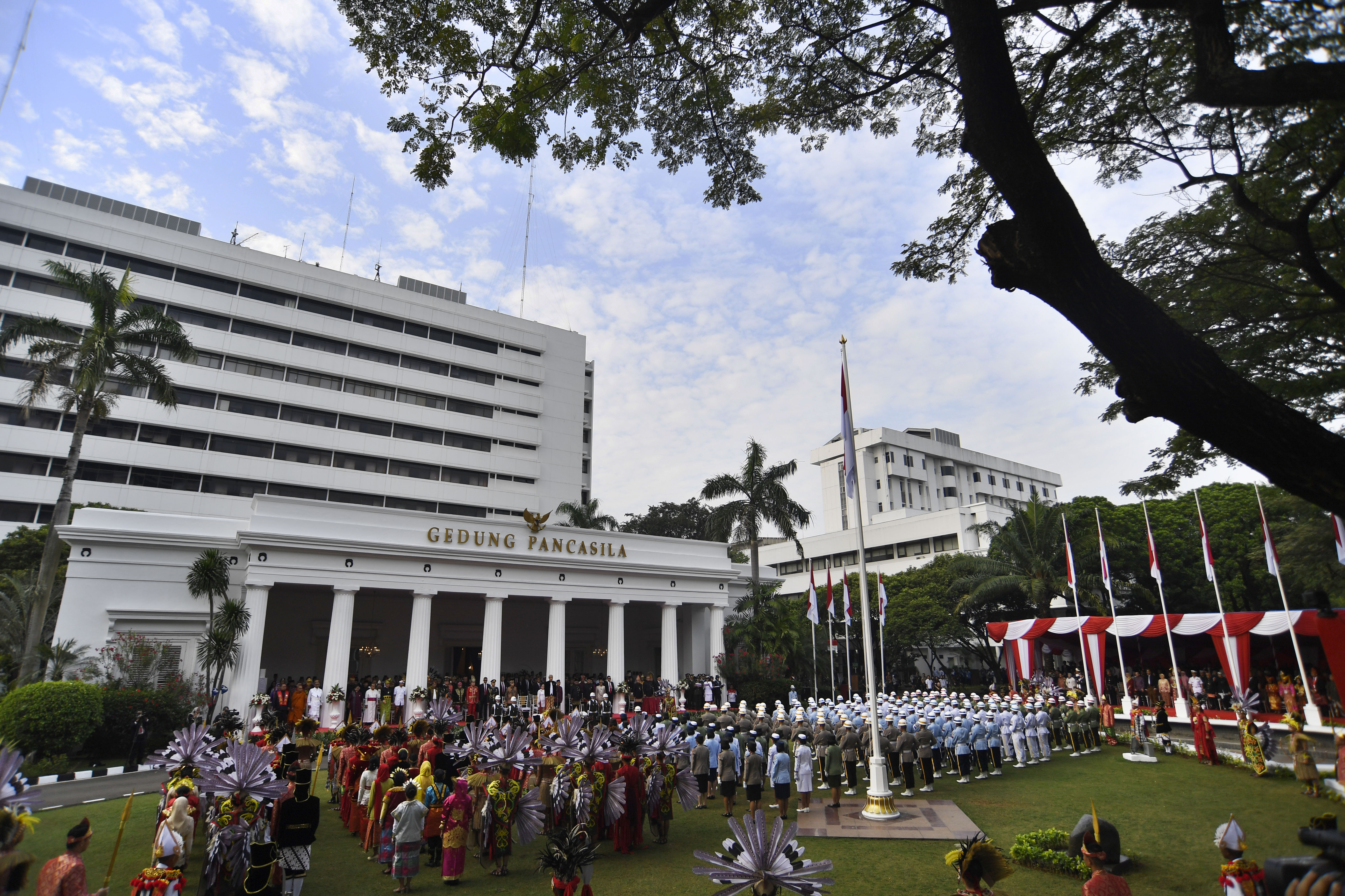 Suasana upacara Peringatan Hari Lahir Pancasila di halaman Gedung Pancasila, Kementerian Luar Negeri, Jakarta, Sabtu (1/6/2019).