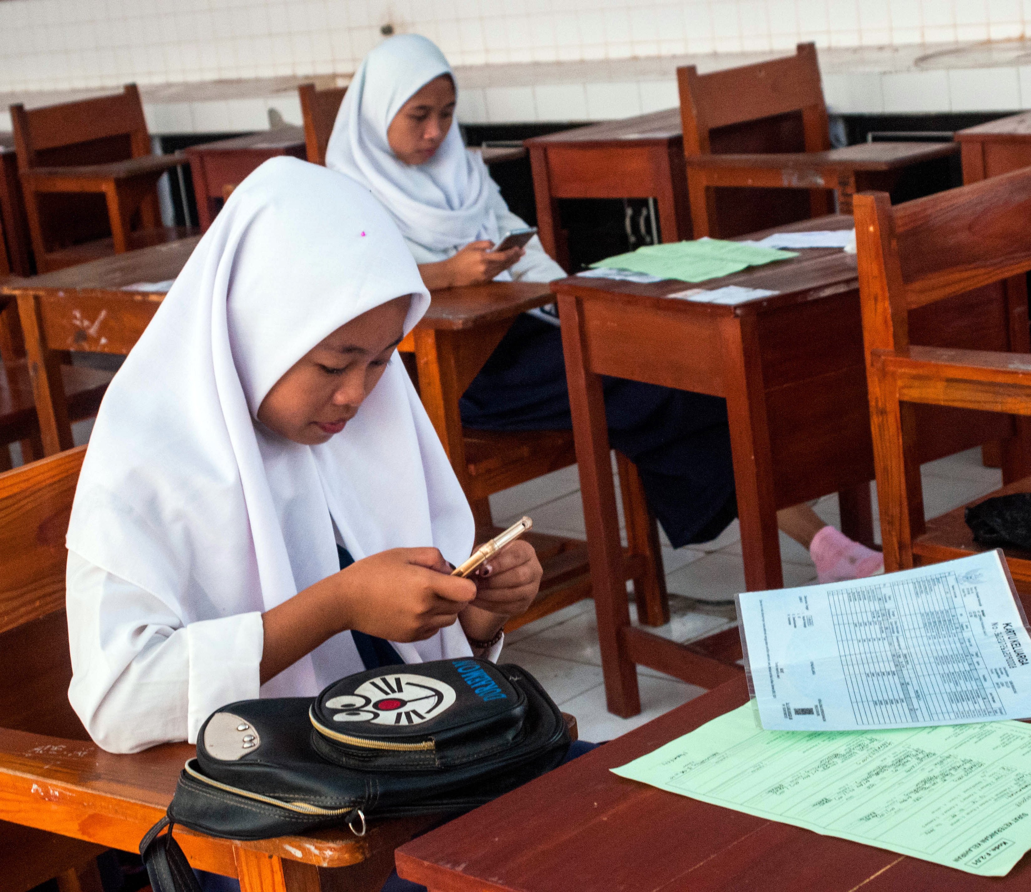  Siswa mengisi formulir Penerimaan Peserta Didik Baru (PPDB) secara daring melalui gawainya 