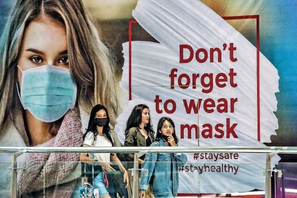 Pengunjung berjalan di depan pesan visual bertuliskan ‘Don’t forget to wear a mask’ di Mal Pondok Indah, Jakarta, kemarin.
