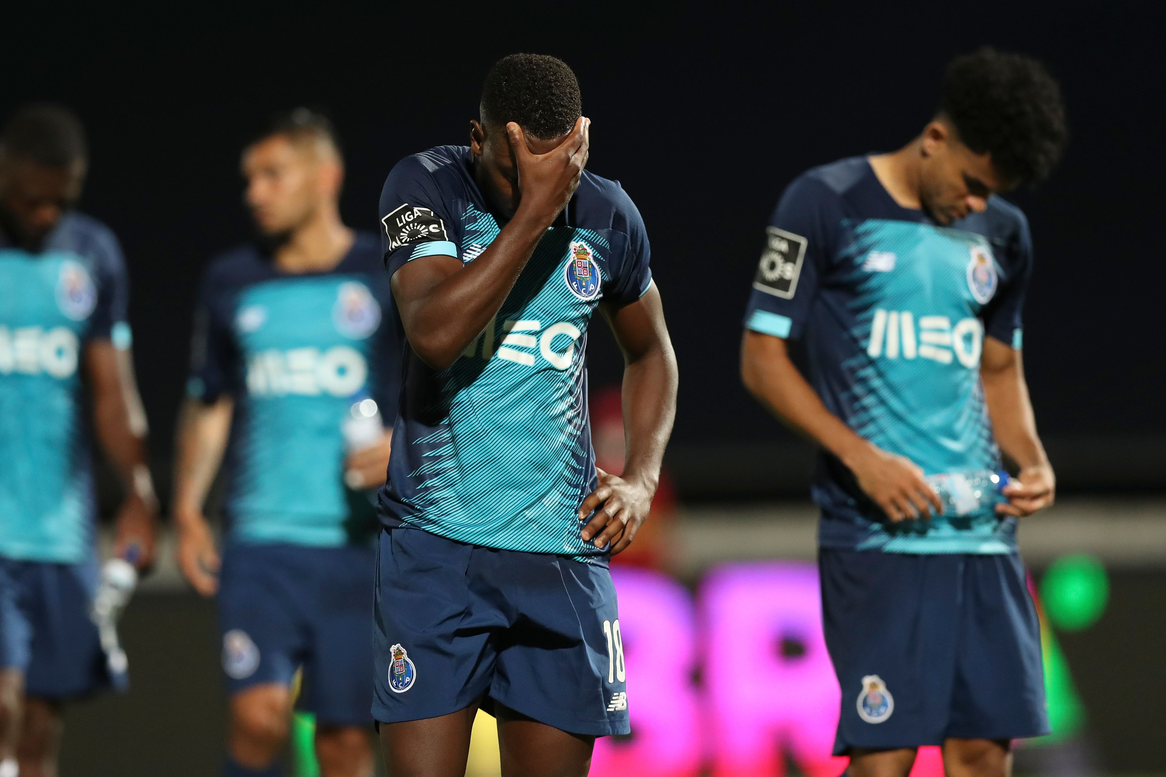 Reaksi Wilson Manafa setelah FC Porto dikalahkan Famalicao di Municipal Stadium di Vila Nova de Famalicao (3/6/2020)