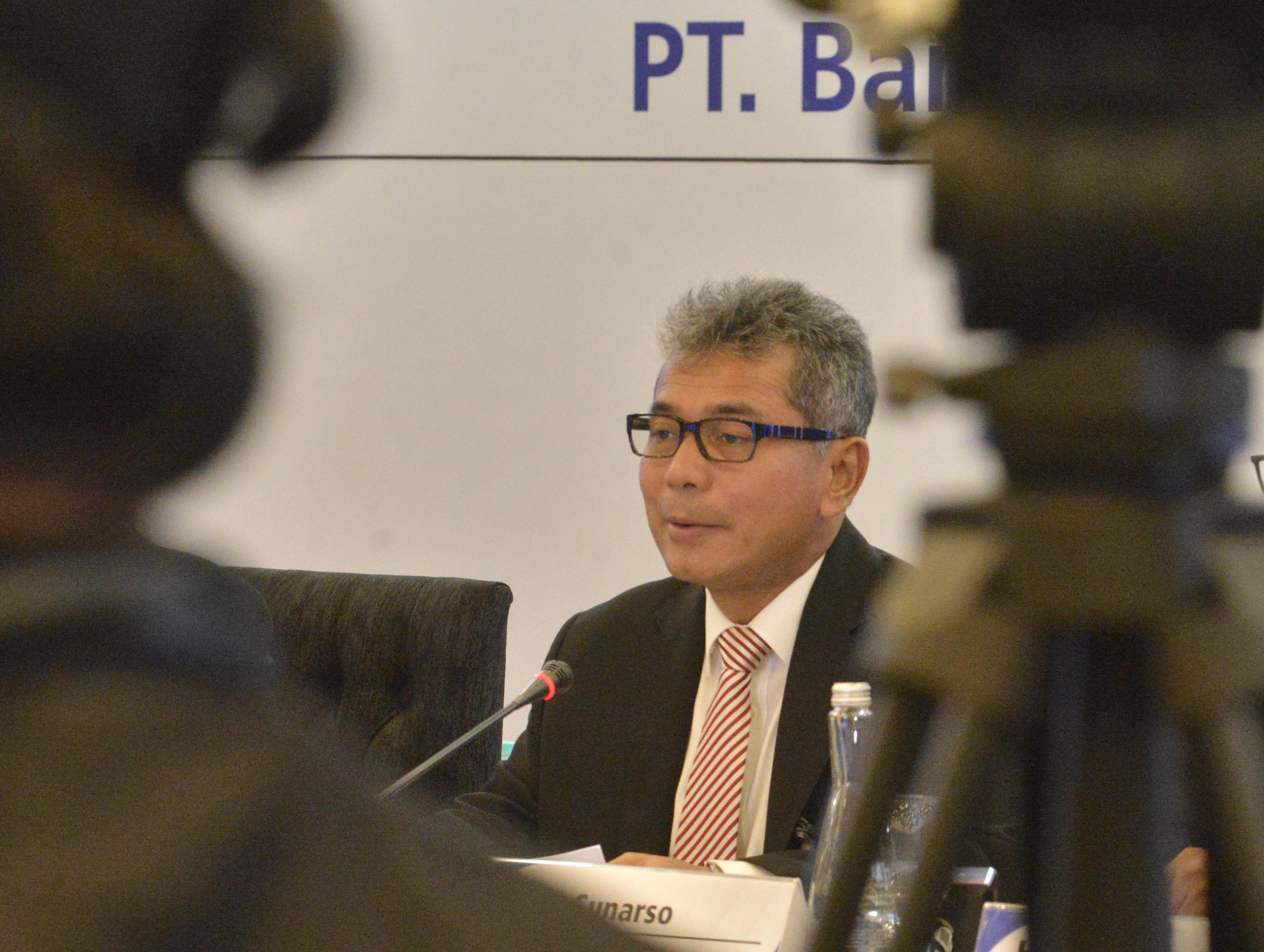 Direktur Utama Bank Rakyatr Indonesia (BRI) Sunarso (tengah) 