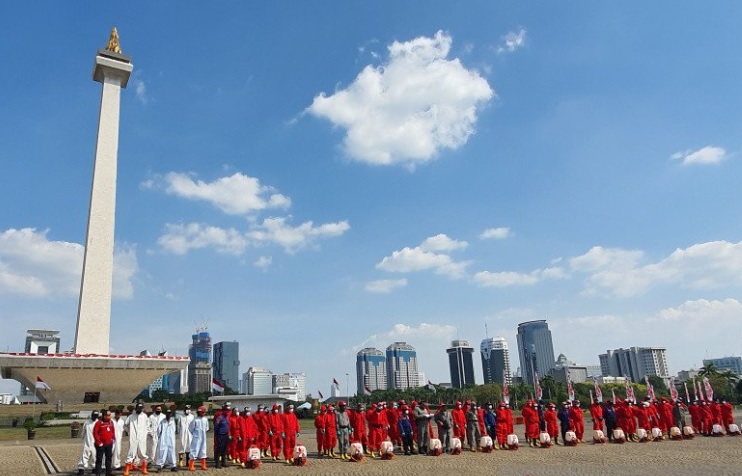 Petugas pemadam kebakaran bersiap untuk menyemprot disinfektan Monumen Nasional (Monas), Rabu (17/6/2020). 