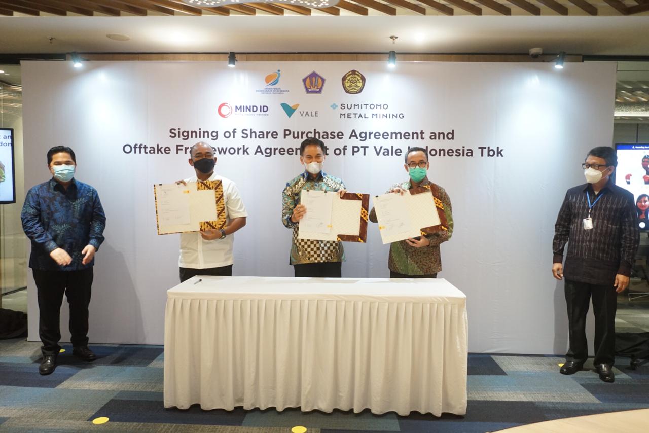 Menteri BUMN Erick Thohir (Kiri) menyaksikan penandatanganan perjanjian definitif pembelian 20 persen saham PT Vale Indonesia