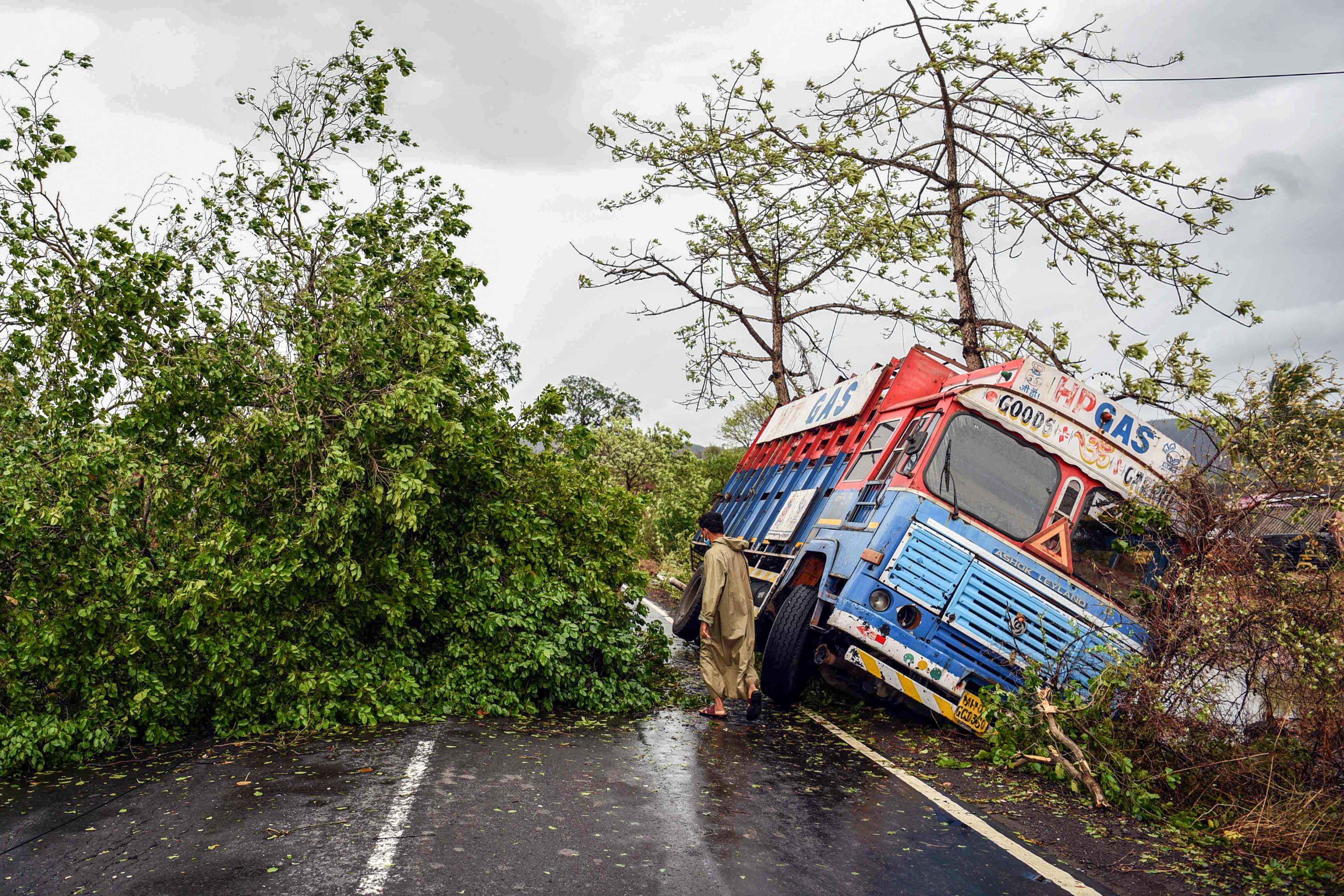 Dampak terjangan Topan Nisarga di kota pesisir Alibag, India.