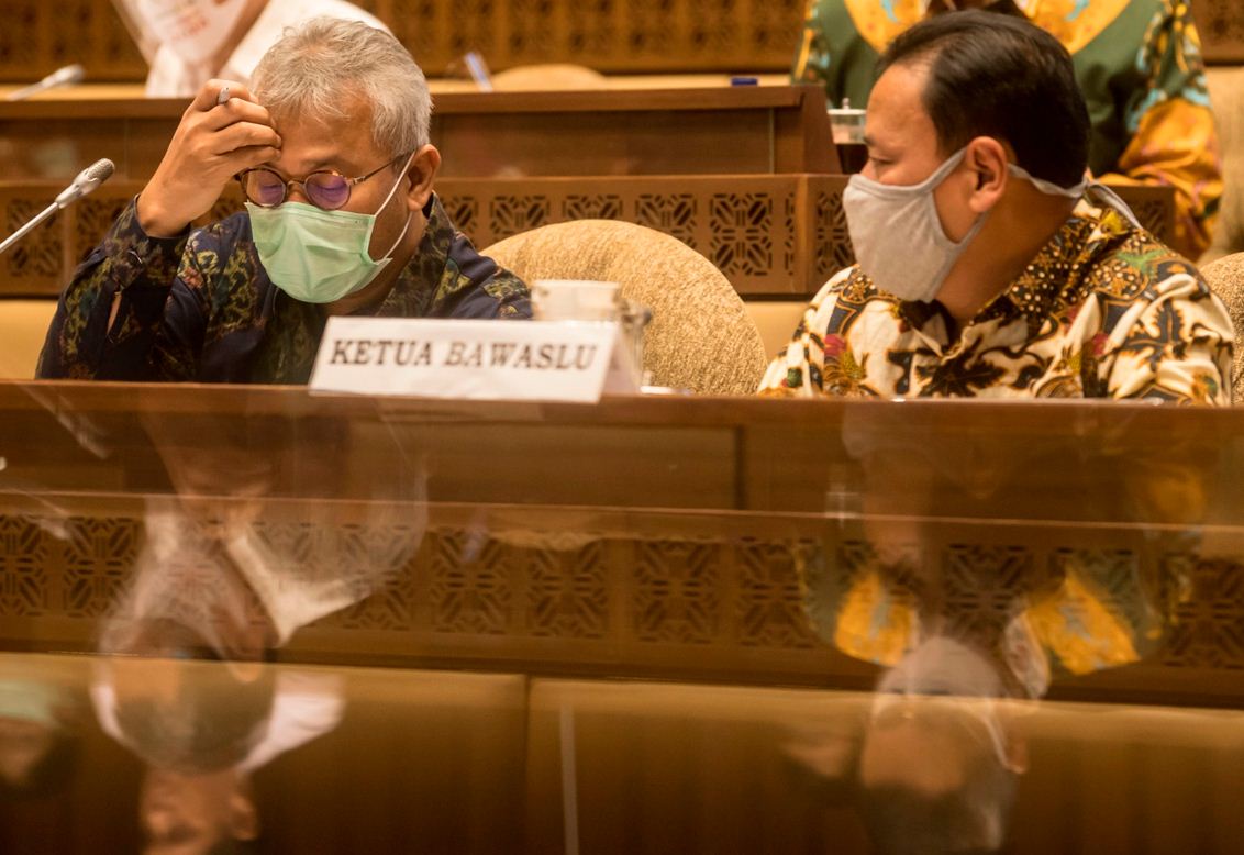 Ketua KPU Arief Budiman (kiri) saat mengikuti Rapat Dengar Pendapat di komplek Parlemen, Jakarta, Kamis (25/6/2020). 