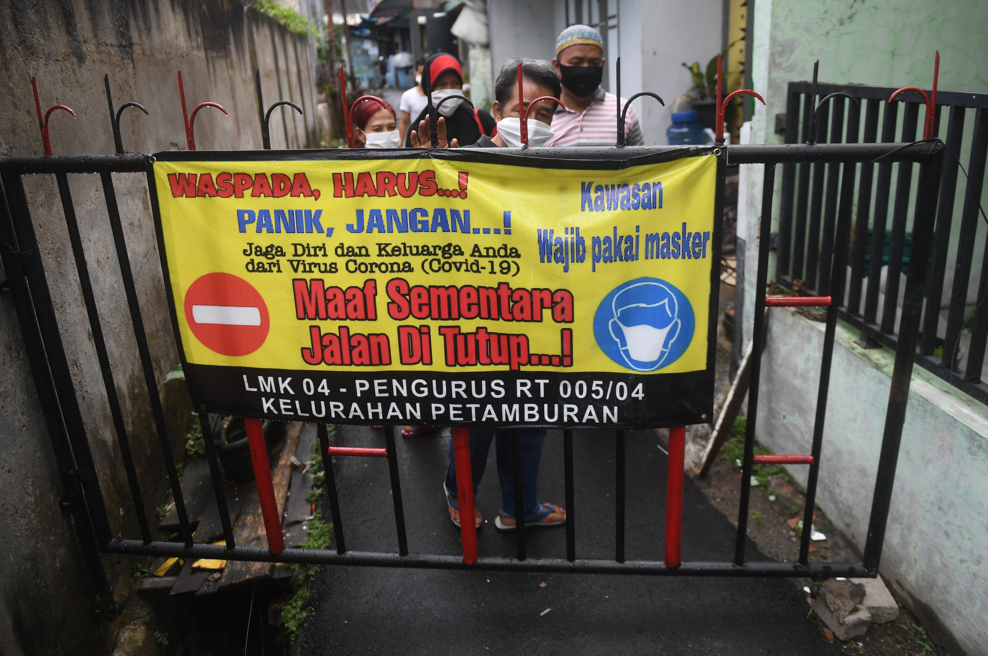 Warga Di RW Zona Merah Akan Terima Bansos Khusus