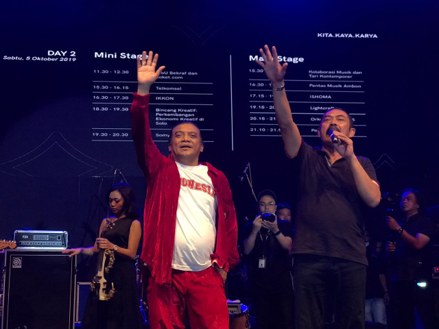 Ilustrasi: Didi Kempot duet bersama Walikota FX Hadi Rudyatmo saat konser ambyar di Beteng Vastenberg. 