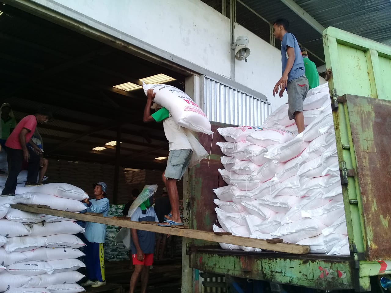 PT Pupuk Kujang memastikan pasokan dan distribusi pupuk urea di wilayah Jawa Barat dan Banten terpenuhi dan aman.