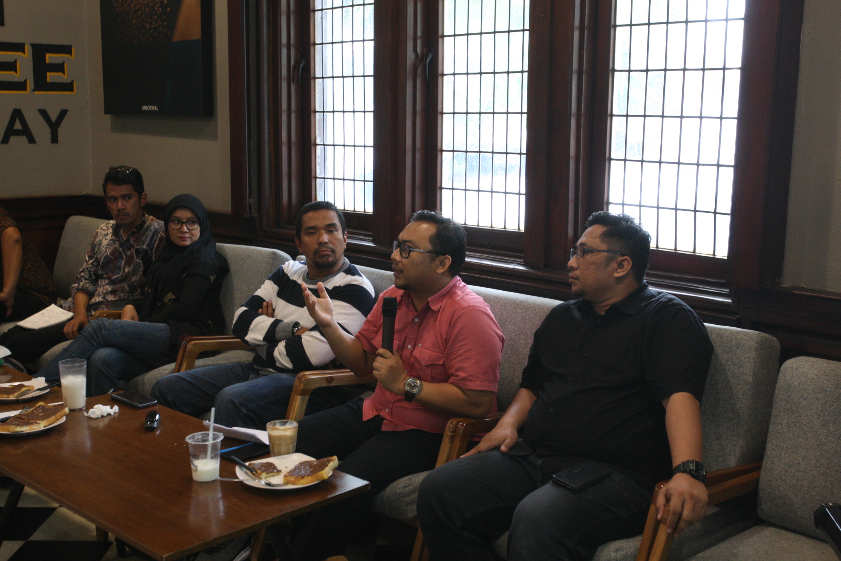 Para pembicara dari kanan Feri Amsari (Direktur Pusako FH Unand), Veri Junaidi (Ketua KODE Inisiatif), Charles Simabura (Peneliti Pusako).