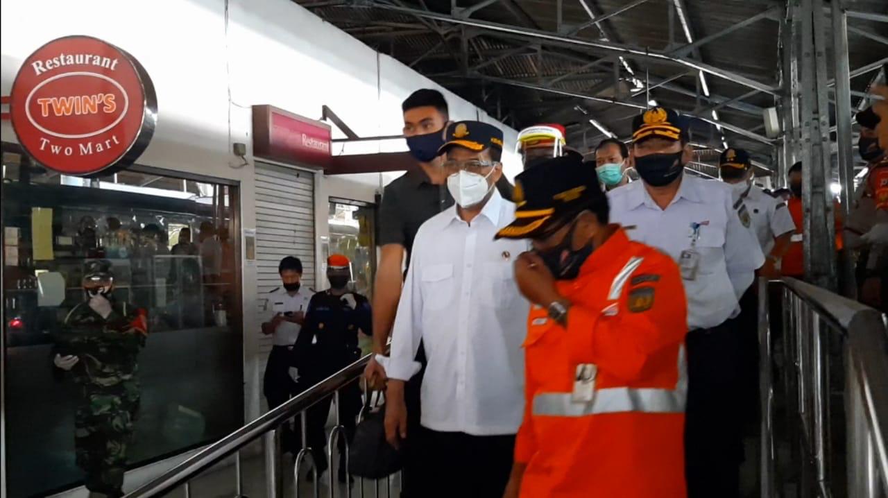 Menhub Budi Karya Sumadi meninjau kesiapan Stasiun Solo Balapan menghadirkan KRL yang akan beriperasional Oktober mendatang.
