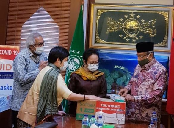 Dirut PT Gajah Tunggal Tbk Sugeng Rahardjo (paling kiri) menyerahkan bantuan masker kepada Ketum PBNU Said Aqil Siradj, Kamis (11/6/2020)