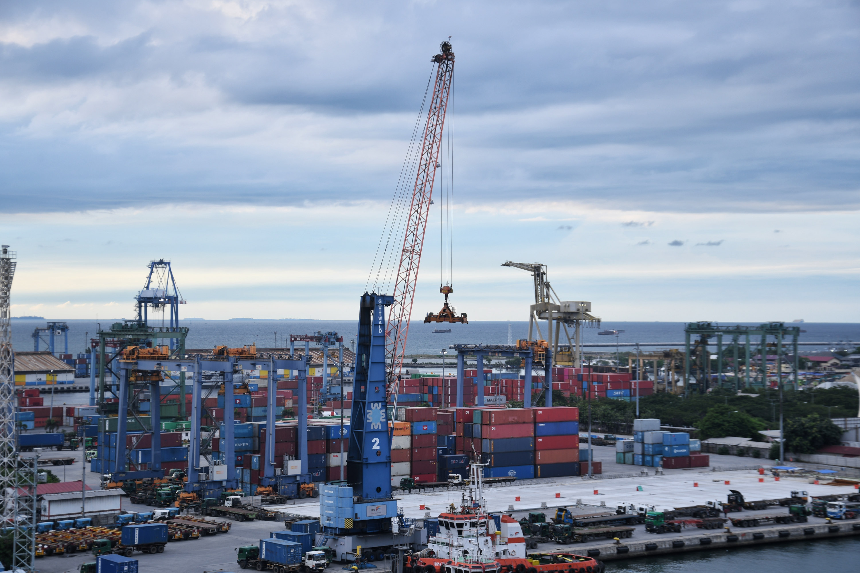 Aktivitas bongkar-muat di pelabuhan Tanjung Priok, Jakarta