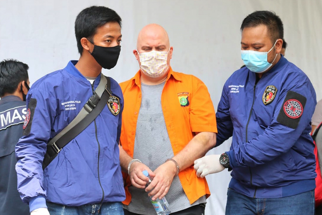 Tersangka pedofil asal Amerika Serikat, Russ Albert Medlin (tengah)