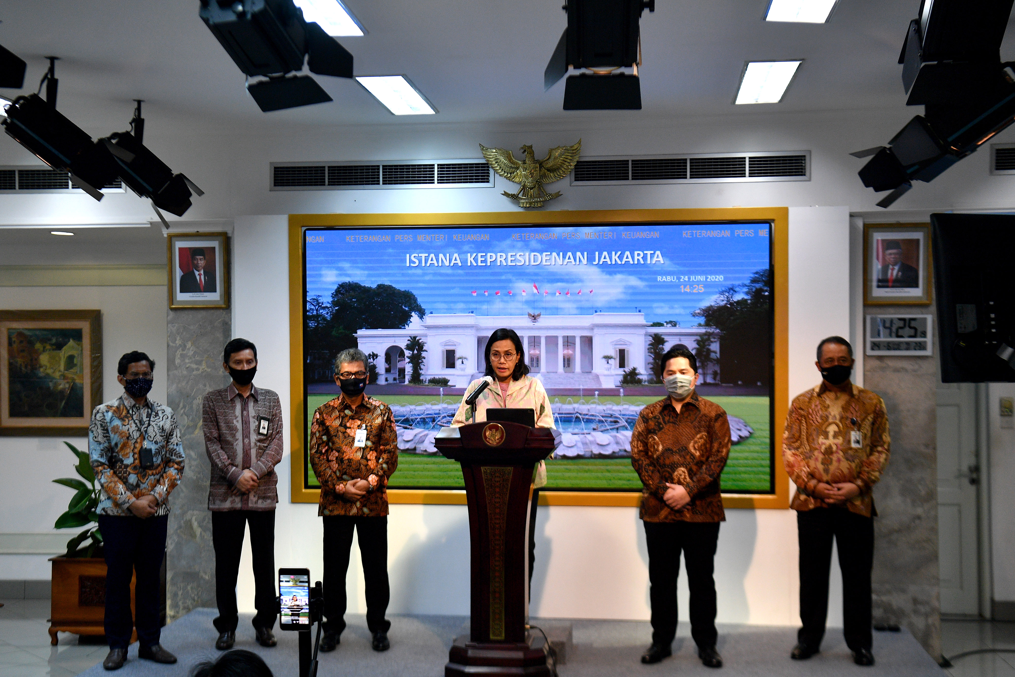 Menkeu Sri Mulyani menyampaikan keterangan pers bersama Menteri BUMN Erick Thohir dan pimpinan bank Himbara.