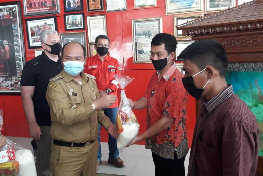 Bupati Tapanuli Utara, Sumatra Utara, Nikson Nababan menyerahkan bantuan secara simbolis kepada warga Pahae. 