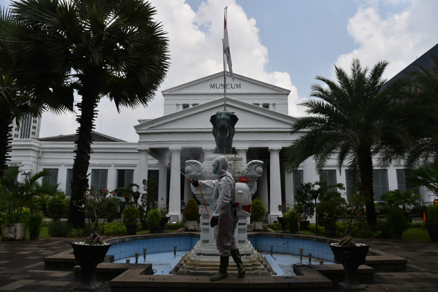 Musuem Nasional disemprot disinfektan sebelum dibuka kembali pada fase new normal