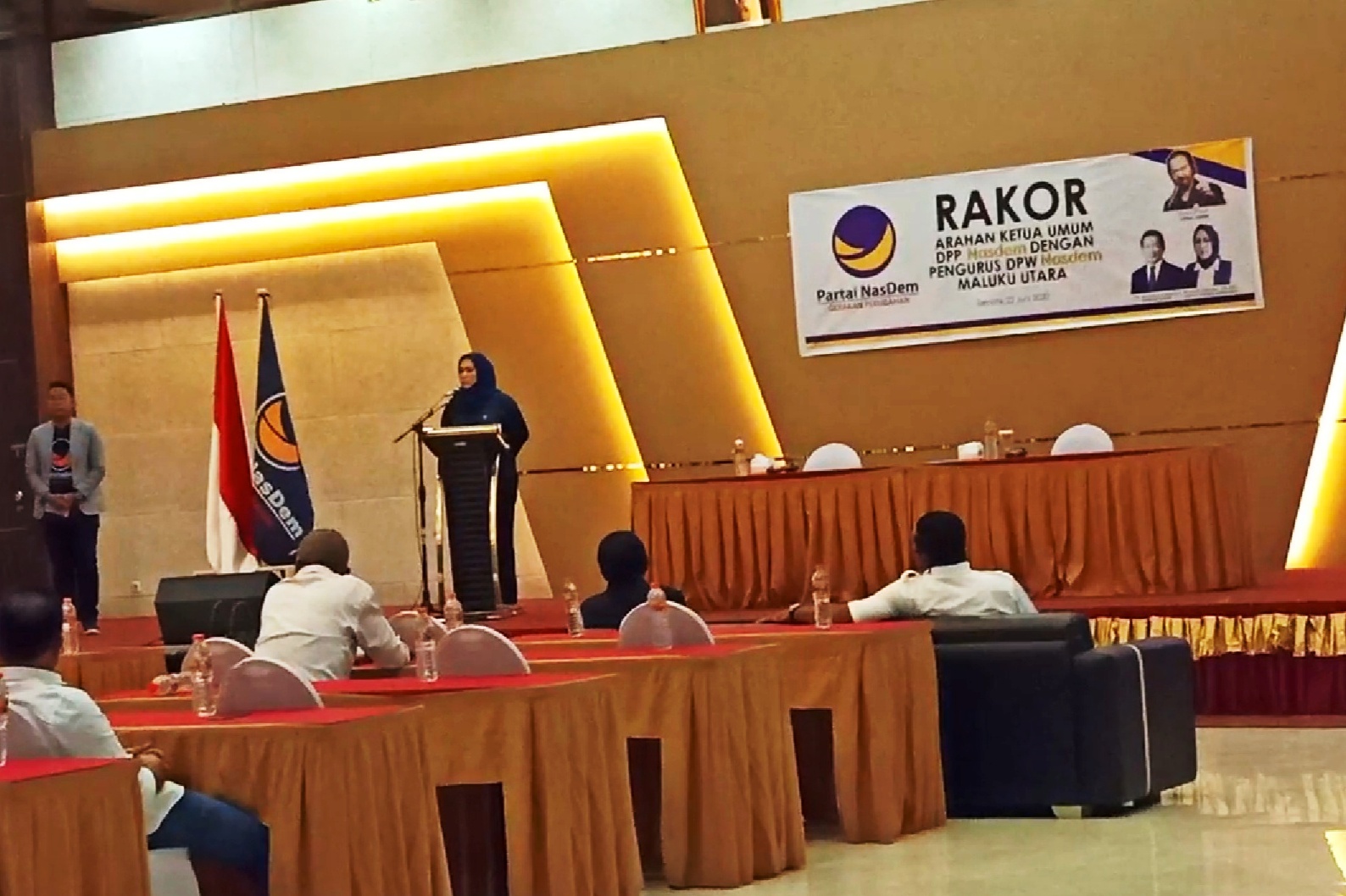 Ketua DPP Teritorial Maluku, Maluku Utara, Partai Nasdem, Rosita Usman membacakan SK Ketum DPP Nasdem Surya Paloh.