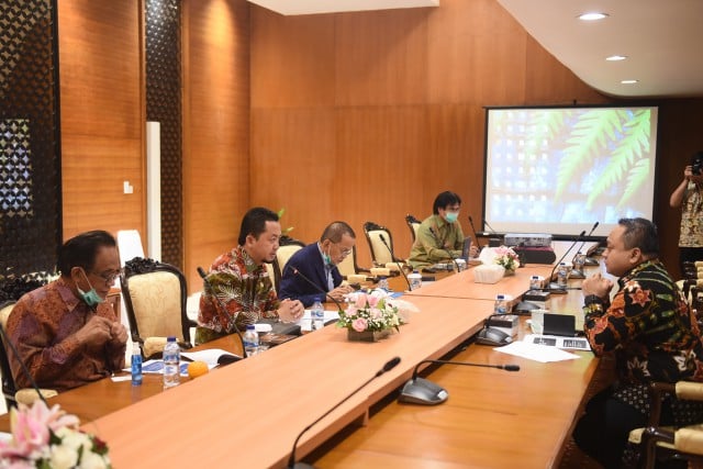 Anggota BKSA DPRI RI Syahrul Aidi Maazat (dua dari kiri) saat pertemuan dengan Direktur Timur Tengah Kemenlu Achmad Rizal Purnama.