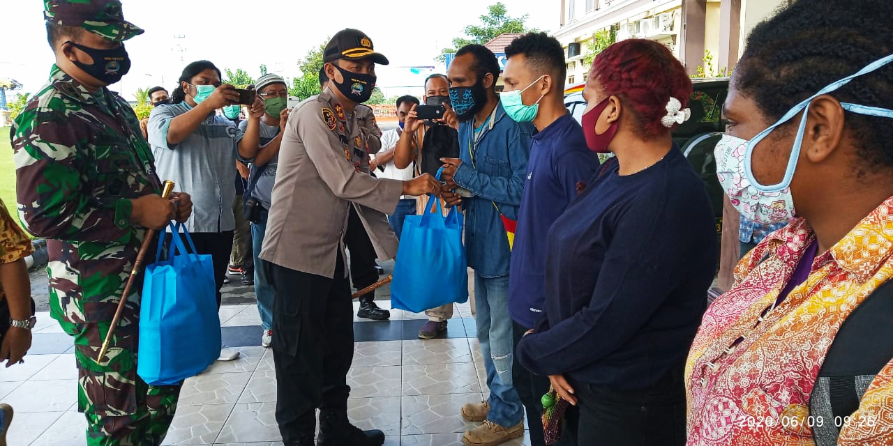 Kapolres AKB Wiyono Eko Prasetyo bersama Dandim 0723 Klaten Letkol (Kav) Minarso menyerahkan bantuan secara simbolis kepada warga terdampak