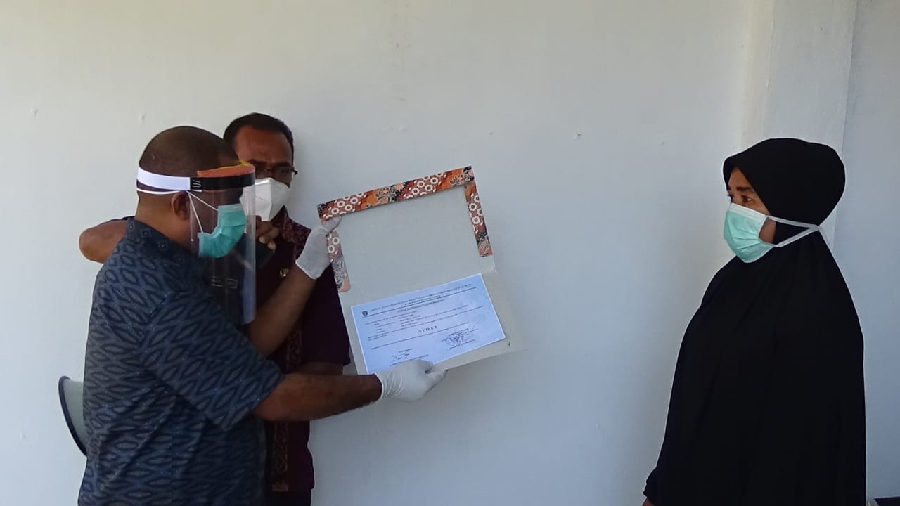 Wakil Bupati Flores Timur, Agus Boli menyerahkan surat keterangan sembuh dari covid-19 kepada pasien yang dirawat di RSUD Larantuka.