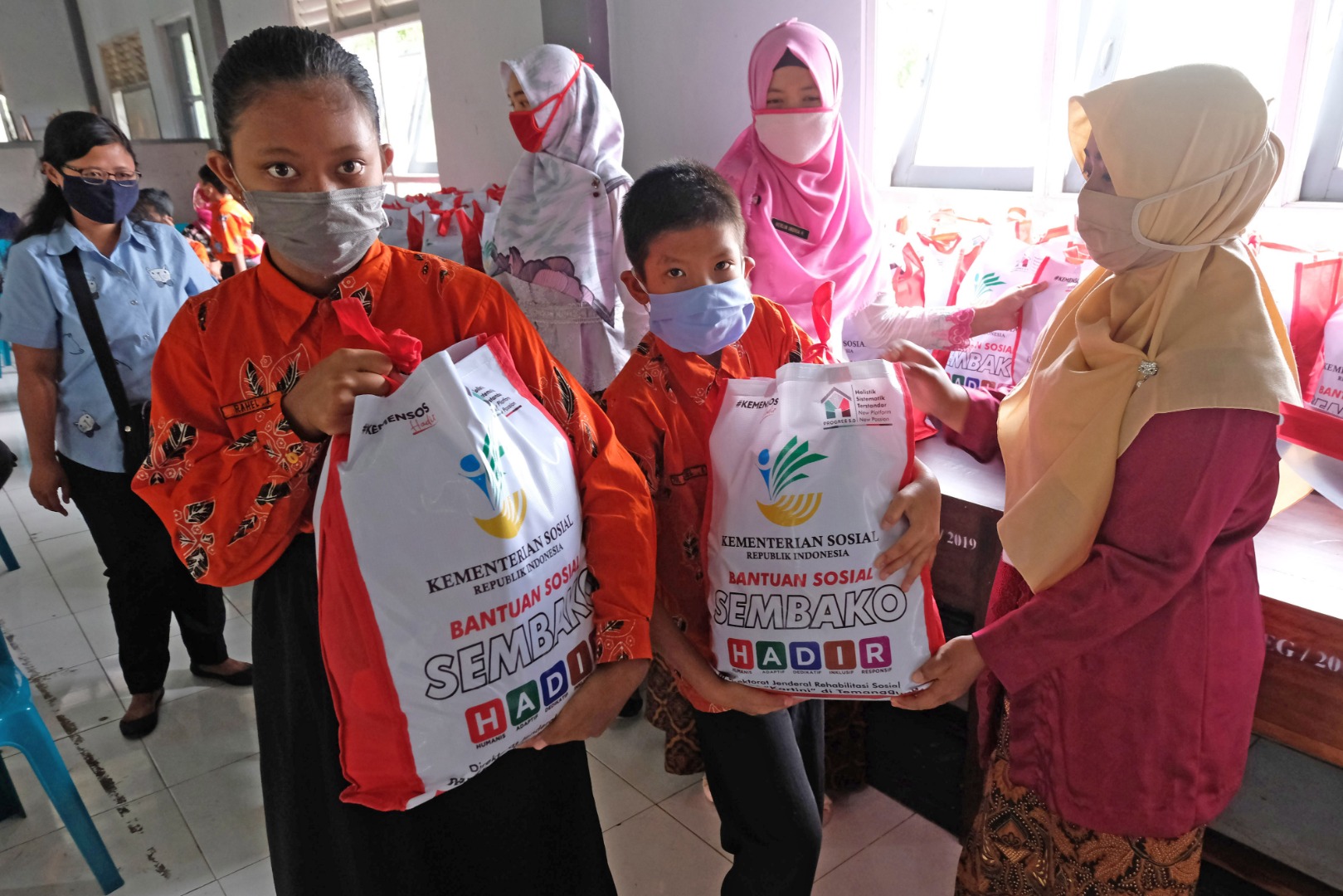 Petugas Dinsos temanggung memberikan bansos kepada penyandang Disabilitas