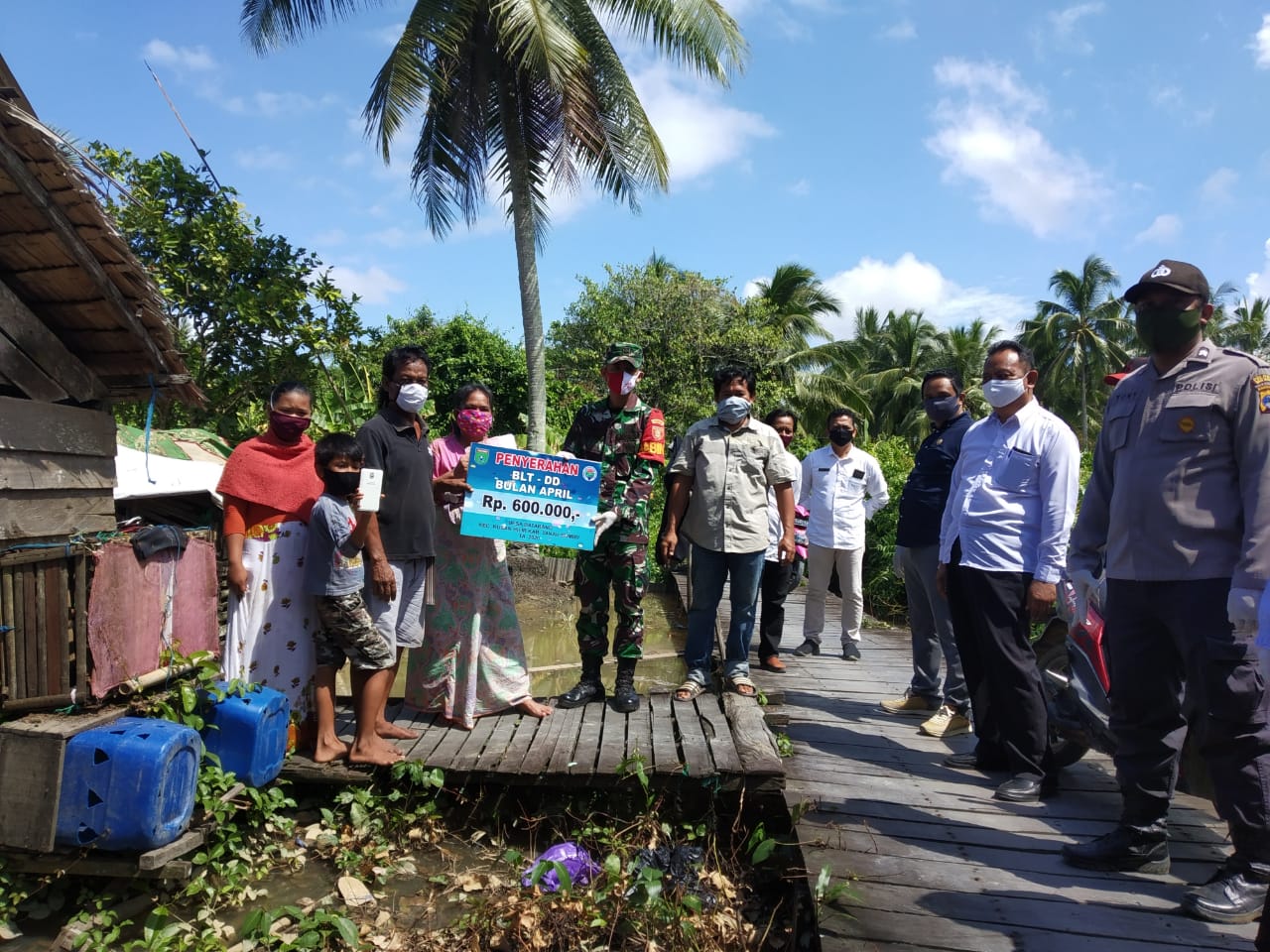 Penyaluran BLT di desa Kalimantan Selatan. Penyaluran BLT agak lambat karena banyaknya kendala.