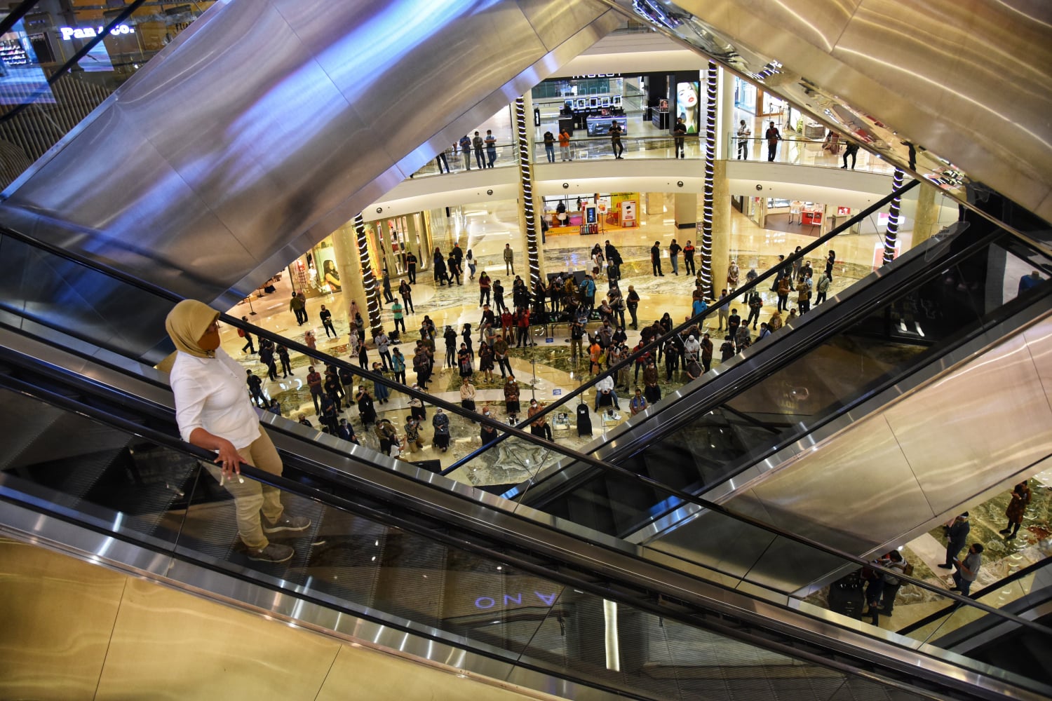 Pengunjung menggunakan masker menyambangi Mall Kota Kasablanka, Jakarta Selatan, Selasa (16/6/2020).