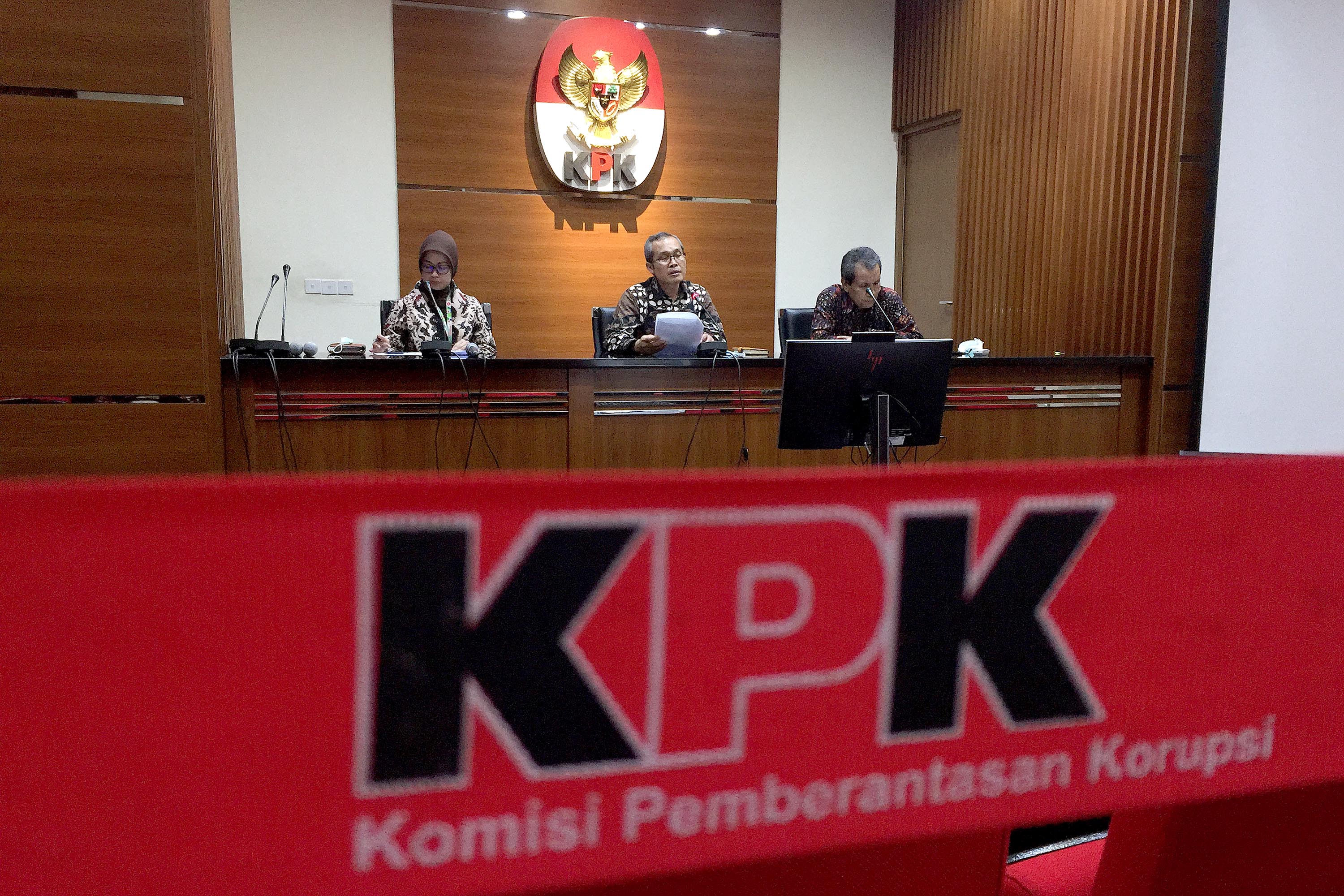 Jajaran petinggi KPK menggelar konferensi pers terkait masalah program Kartu Prakerja.