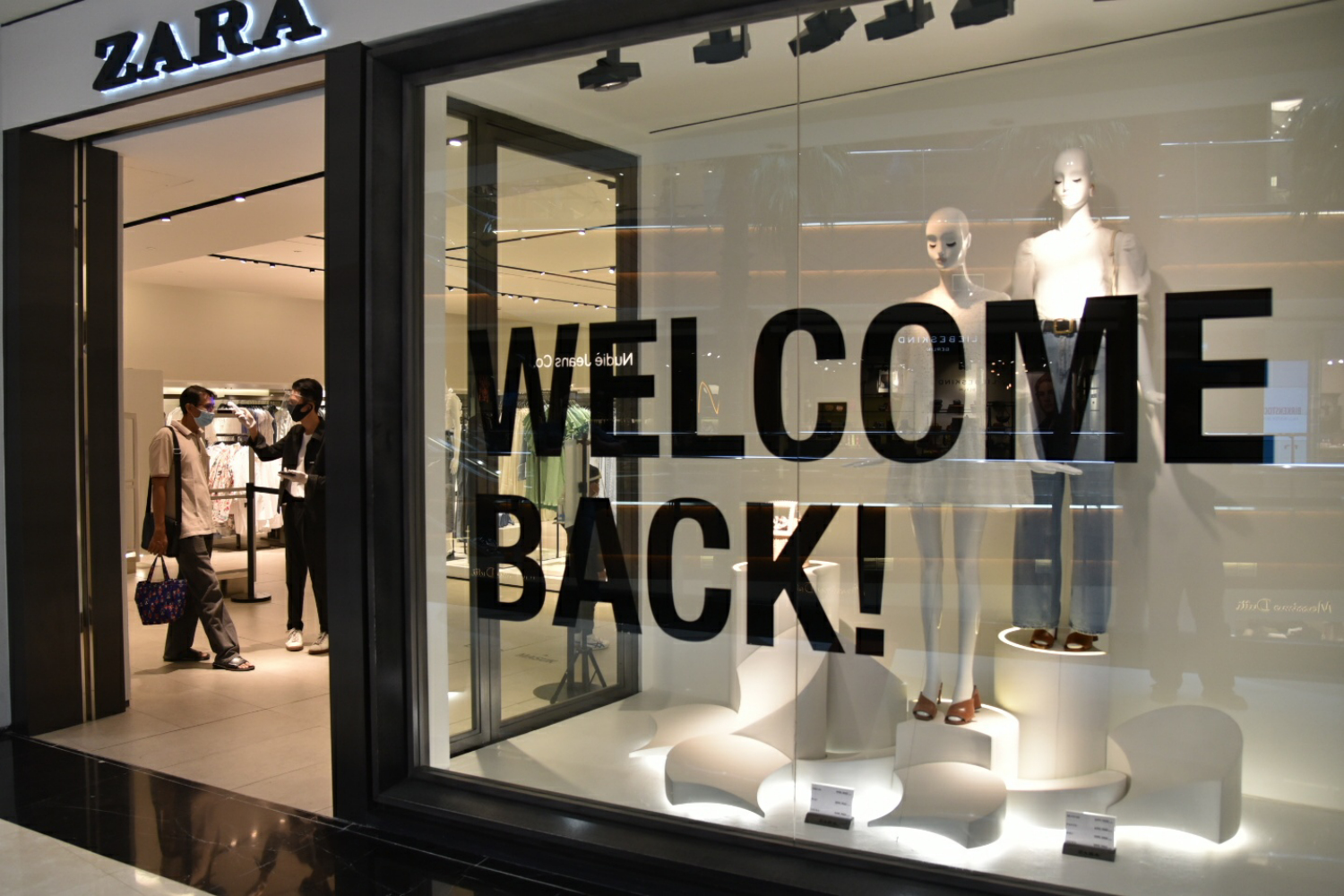 Suasana Pondok Indah Mal Jakarta yang mulai didatangi pengunjung.