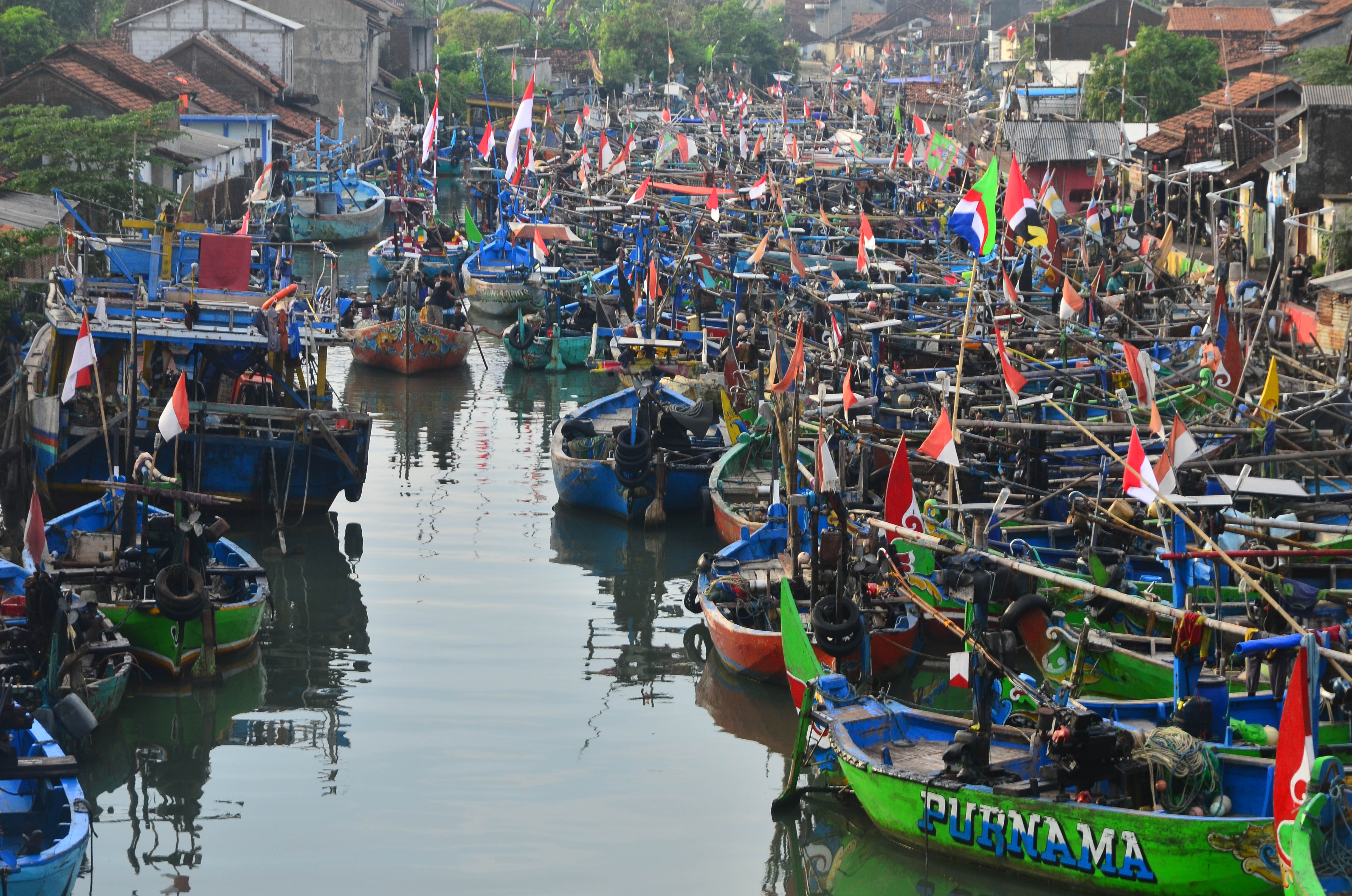  Sejumlah kapal nelayan bersandar di sungai Wiso, Jepara, Jawa Tengah, Minggu (31/5).