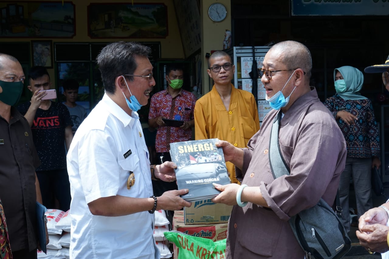 Wakil Wali Kota Tebing Tinggi Oki Doni Siregar memberikan bansos kepada tiga panti sosial 