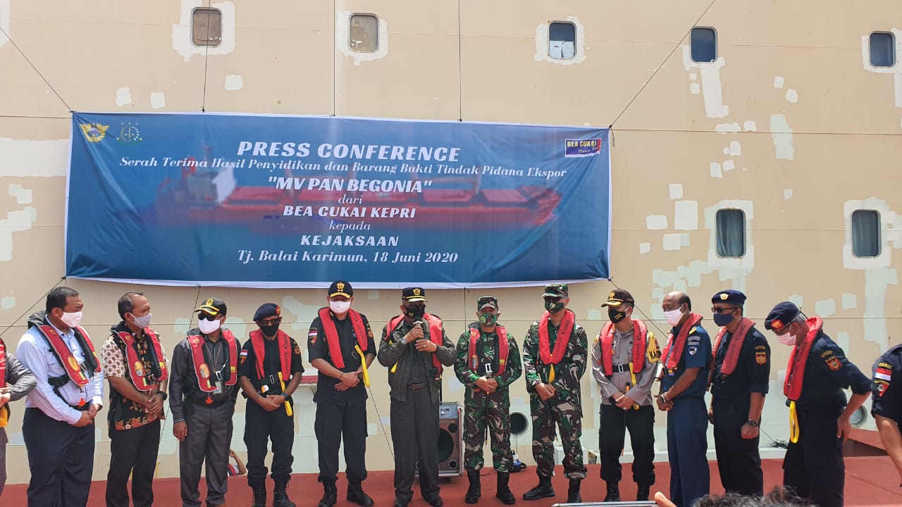 Konferensi pers serah terima hasil penyidikan dan barang bukti tindak pidana ekspor MV. Pan Begonia. 