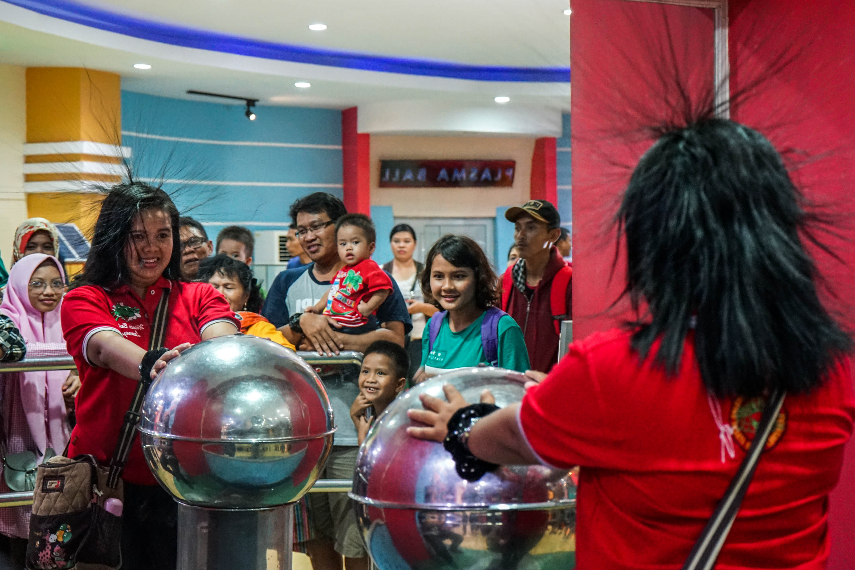  Pegunjung mencoba Generator Van De Graaf di Taman Pintar Yogyakarta, Jumat (7/6/2019).