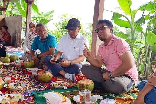 Guru Besar Sosial Ekonomi Pertanian Universitas Hasanuddin, Imam Mujahidin Fahmid (kanan).