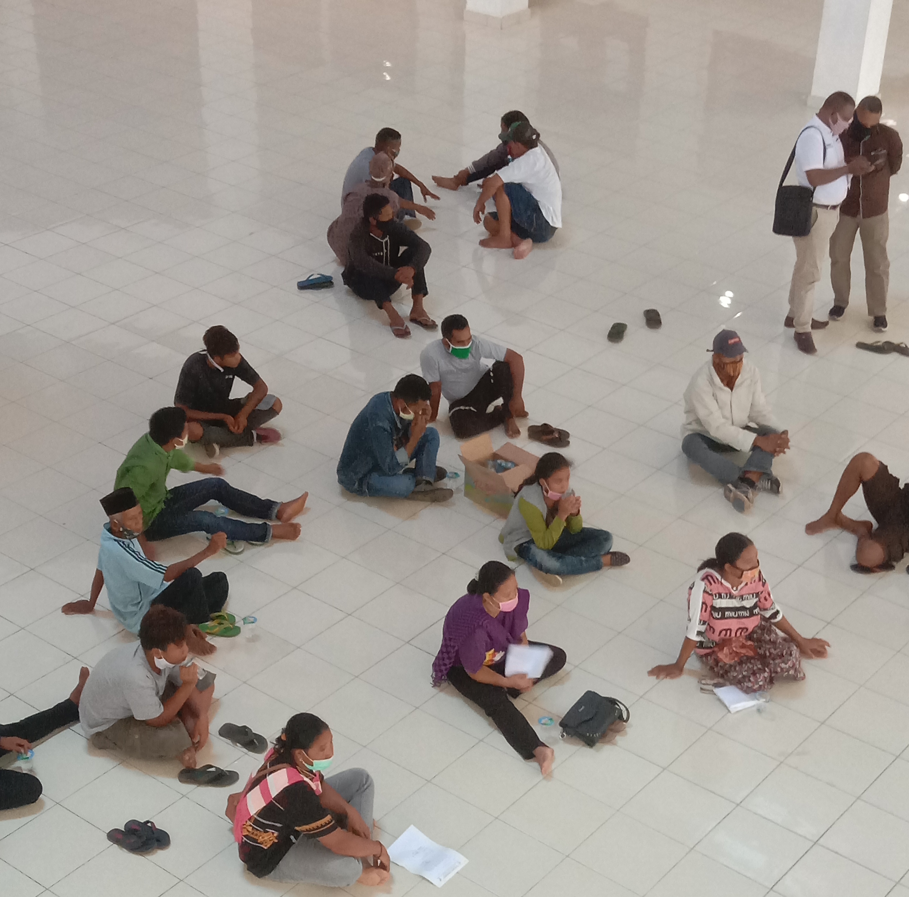 Keluarga almarhum PDP Covid-19 protes agar kuburan keluarganya dipindah ke kampung halamannya.