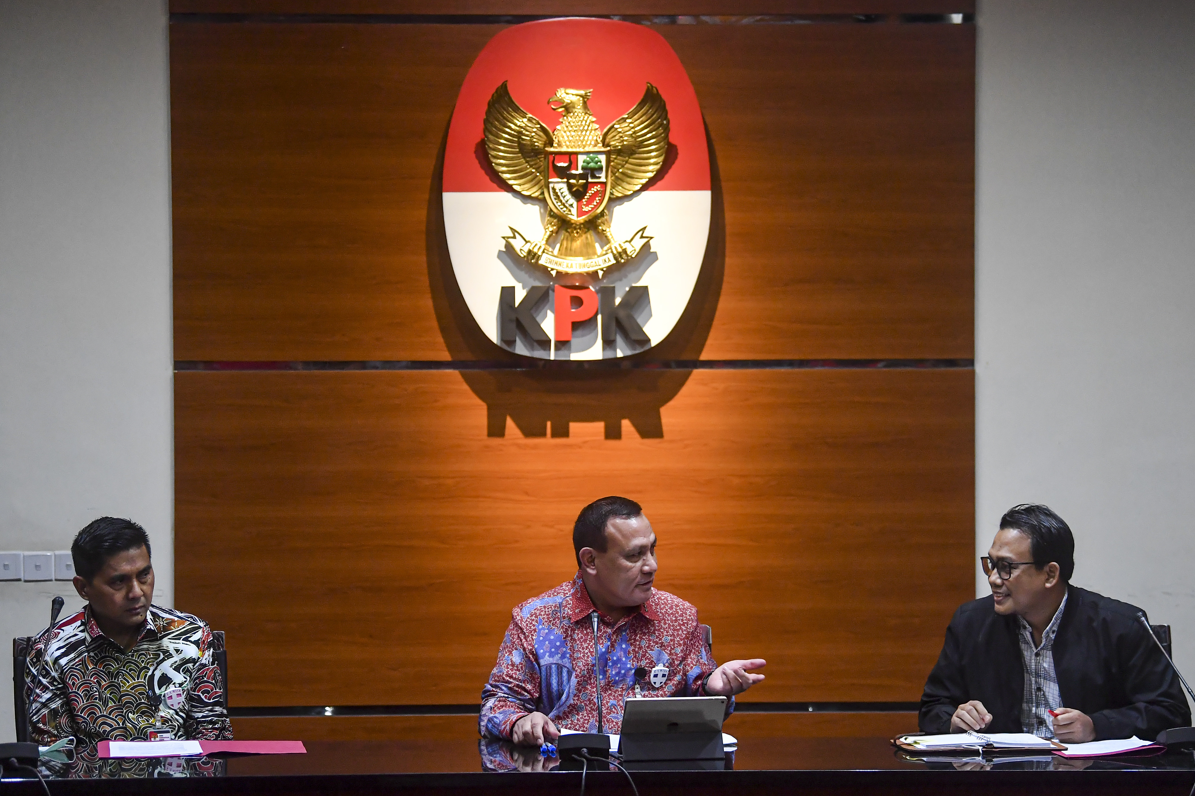 Ketua KPK Firli Bahuri (tengah) didampingi Deputi Penindakan Karyoto (kedua kiri) dan Juru Bicara Ali Fikri (kedua kanan)