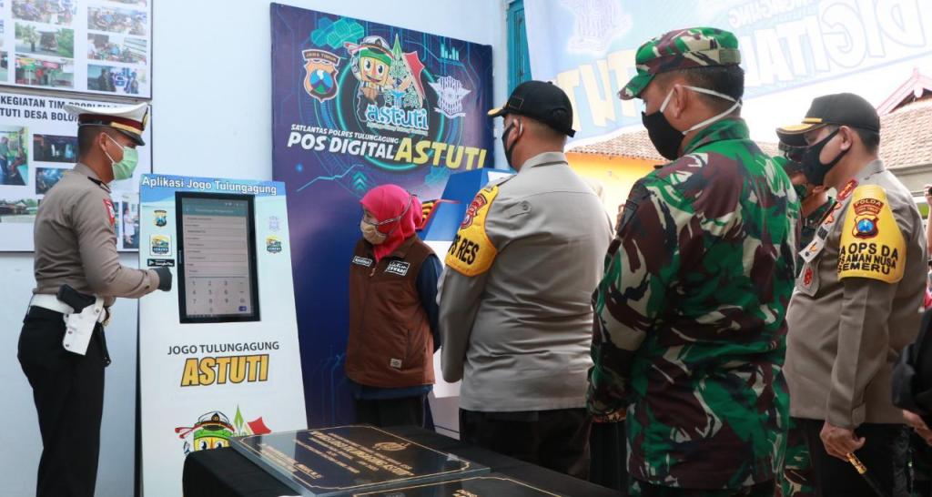 Forkopimda Jatim mengunjungi Pos Digital Astuti di Kampung Tangguh Semeru Desa Bolorejo,  Kauman, Tulungagung, Jatim, Minggu (7/6). 