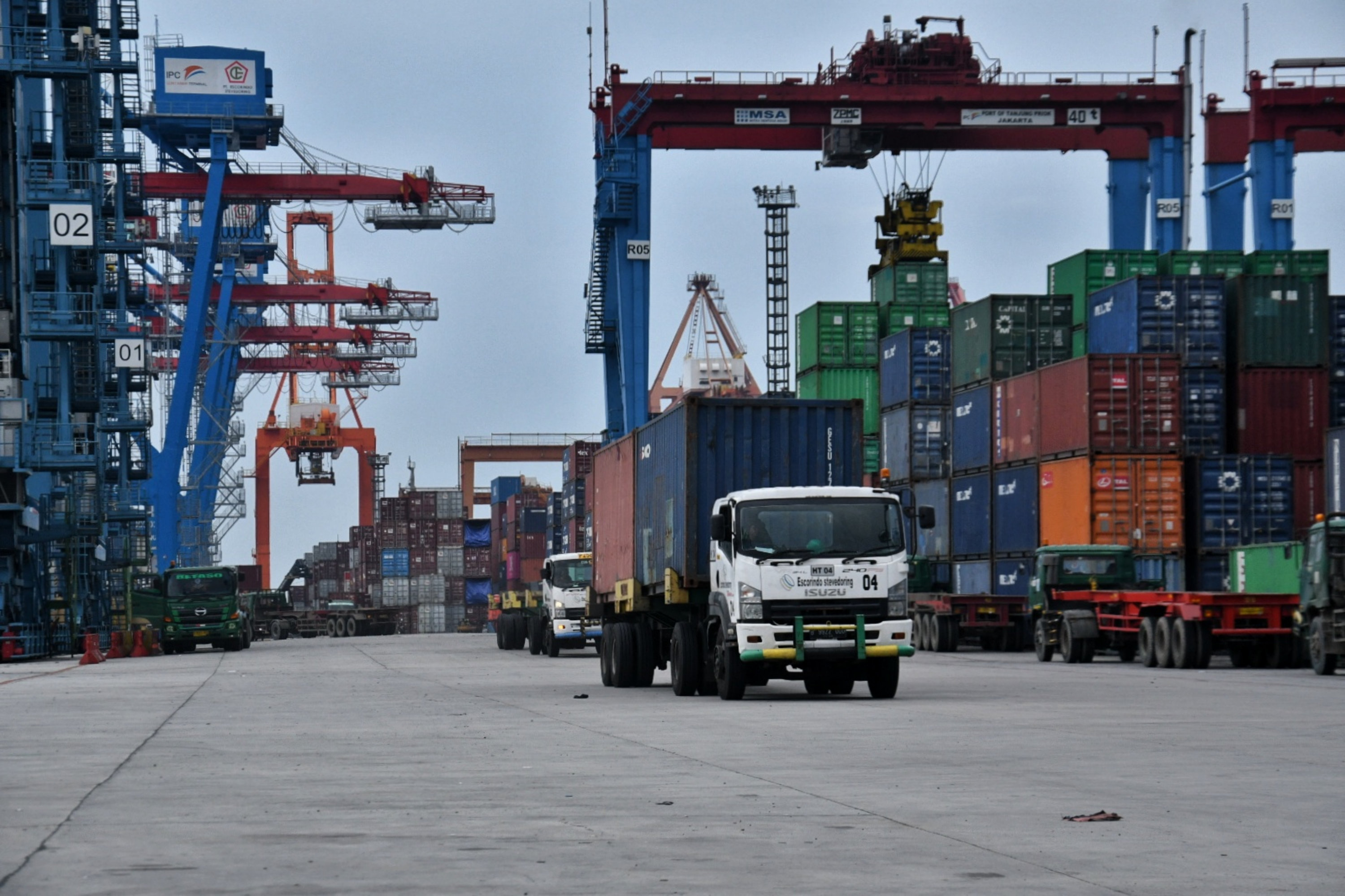 Aktivitas bongkar muat peti kemas di Pelabuhan Tanjung Priok, Jakarta.