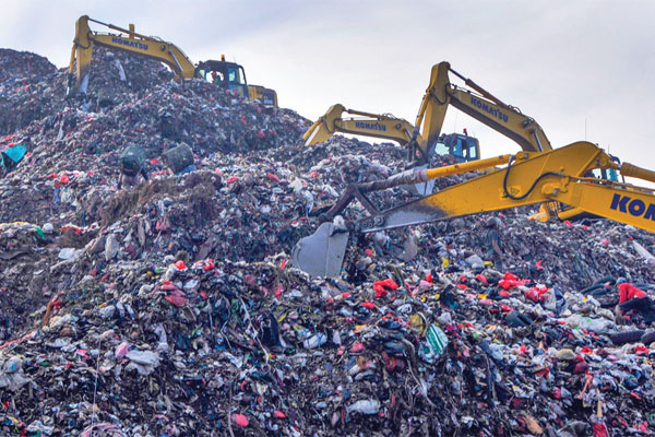SAMPAH HARUS DIKELOLA DENGAN BAIK: Petugas dengan alat berat mengambil sampah di Tempat Pembuangan Sampah Terpadu (TPST) Bantargebang 