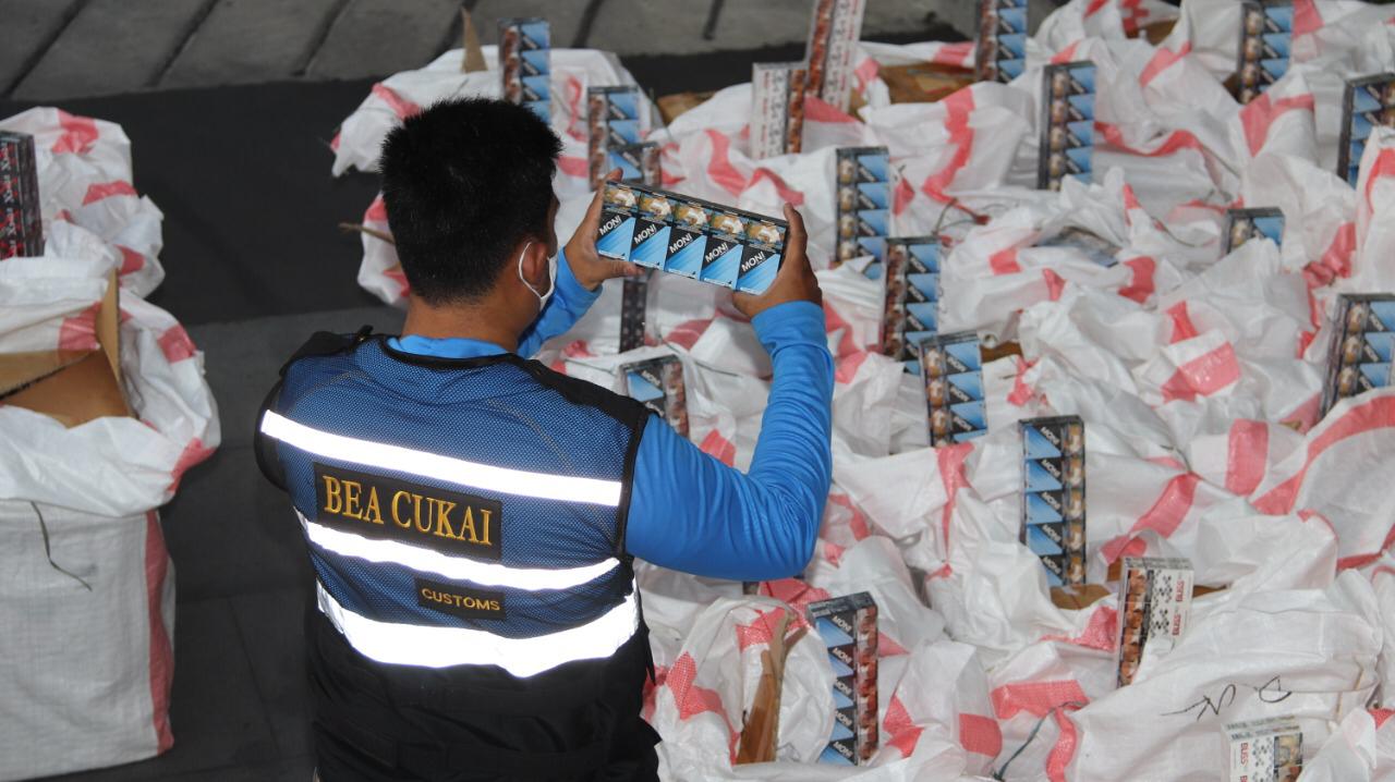 Bea Cukai Jawa Tengah dan DIY mengamankan jutaan batang rokok ilegal tanpa pita cukai. 