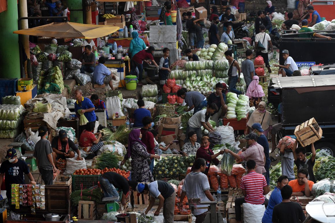 Suasana aktivitas jual beli di Pasar Induk Kramat Jati, Jakarta, Minggu (14/6/2020). 