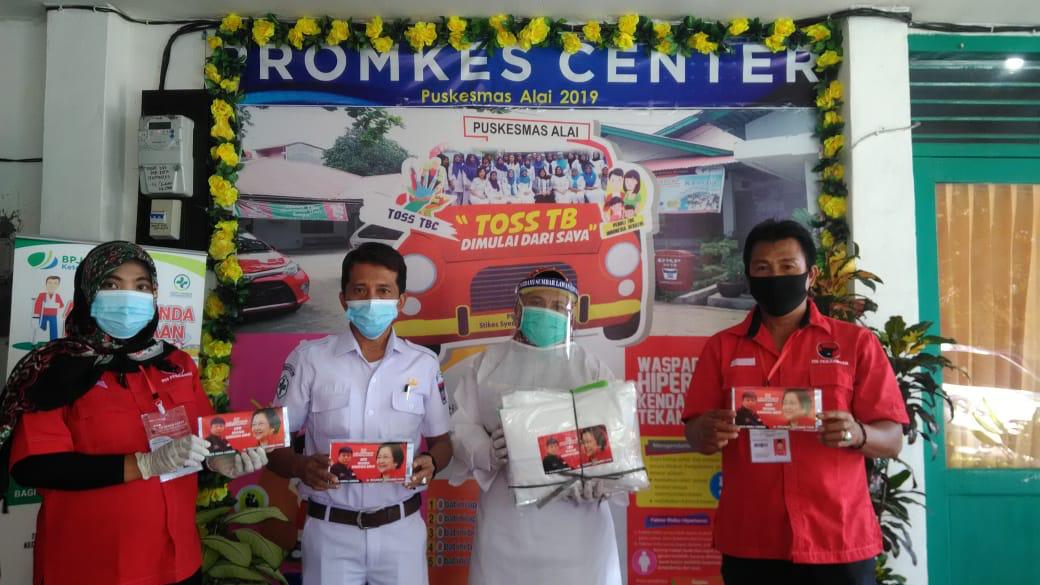 Ketua PDI Sumbar, H Alex Indra Lukman menyalurkan masker standar medis dan APD berupa baju hazmat, untuk 23 Puskesmas.
