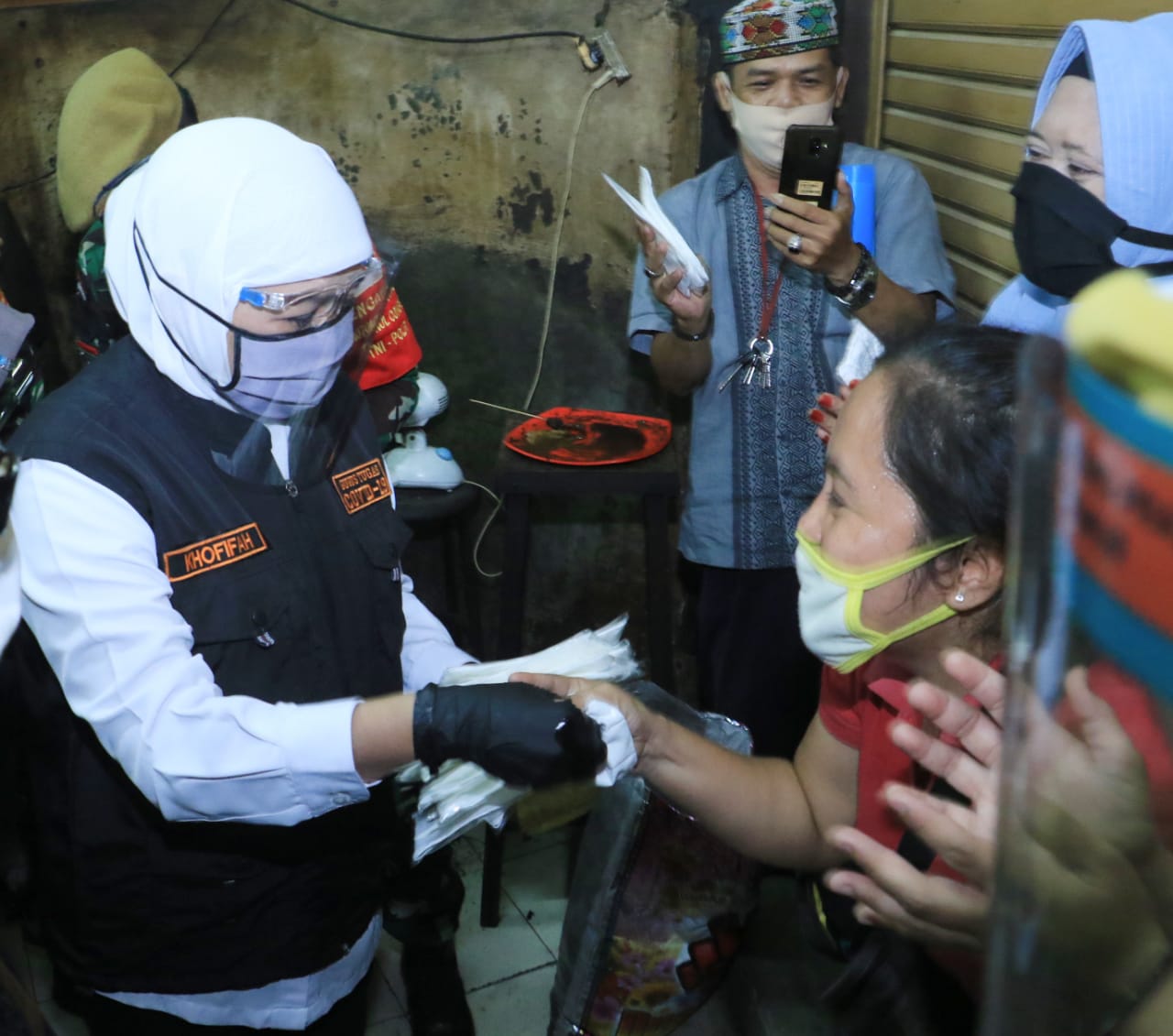 Gubernur Jawa Timur Khofifah Indar Parawansa membagi masker ke pedagang Pasar Kapasan dan Kapas Krampung Plaza Surabaya.