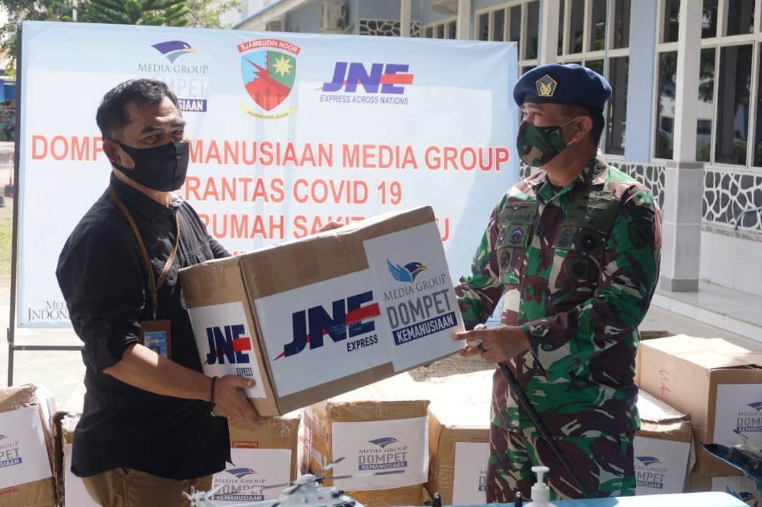 Bantuan Media Grup berupa APD dan fasilitas lain untuk penanganan Covid kepada RS AURI Kalsel diterima Danlanud Syamsuddin Noor Kol M Taufiq