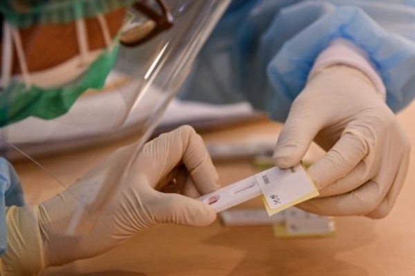 Ilustrasi -- Rapid test covid-19 di Aula Serba Guna Kementerian Tenaga Kerja, Jakarta, Jumat, 1 Mei 2020