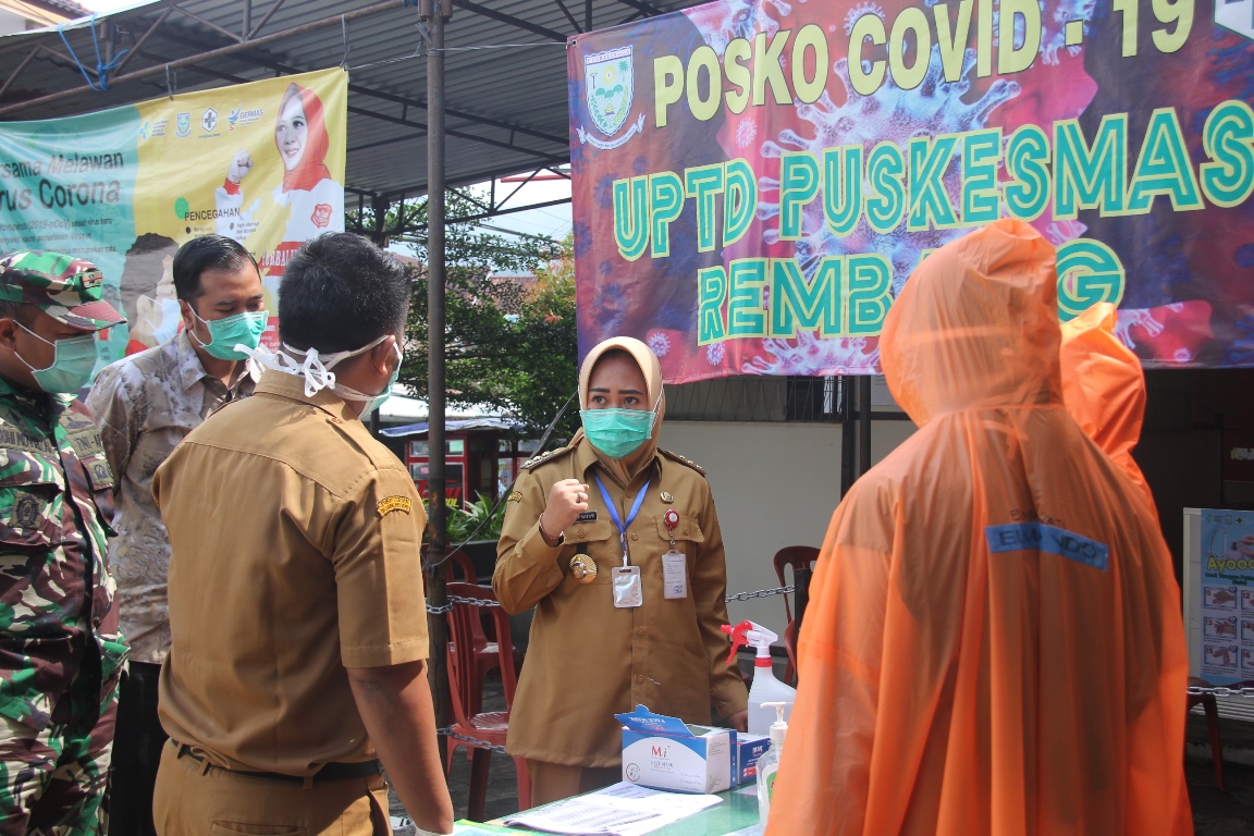 Bupati Purbalingga Dyah Hayuning Pratiwi memberikan bantuan untuk dusun yang melakukan karanttina wilayah