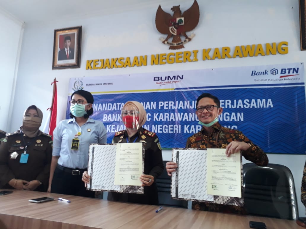 Pimpinan Cabang Bank BTN Karawang, Denny Kriswana dan Kajari Karawang Rohayatie, teken kerjasama penagihan kredit macet (30/6)