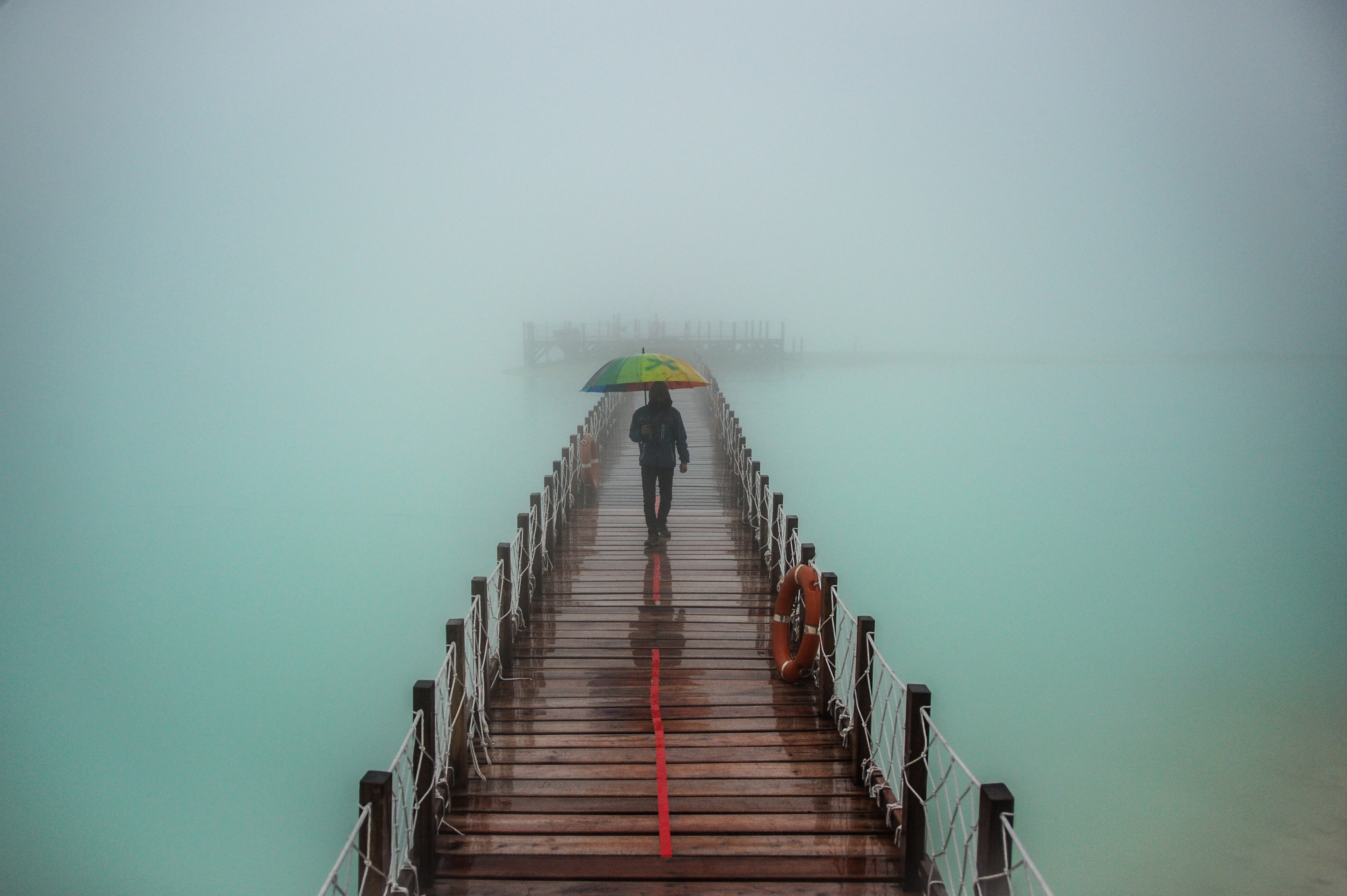 Wisatawan berjalan di atas jembatan yang berada di kawasan wisata alam Kawah Putih, Ciwidey, Kabupaten Bandung, Jawa Barat, kemarin.