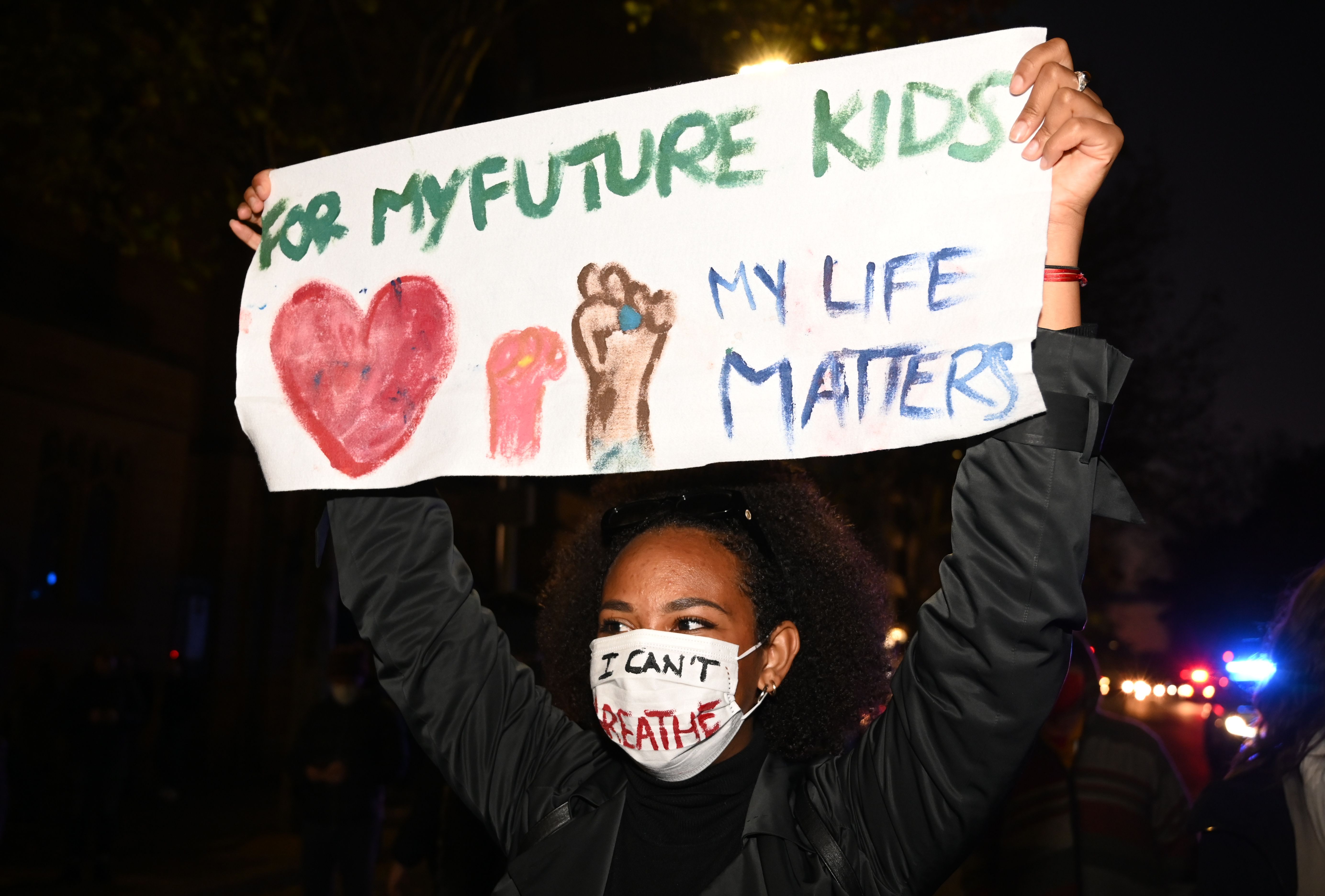 Demonstran di aksi Australia terkait dengan kesewenangan polisi terhadap kaum kulit hitam